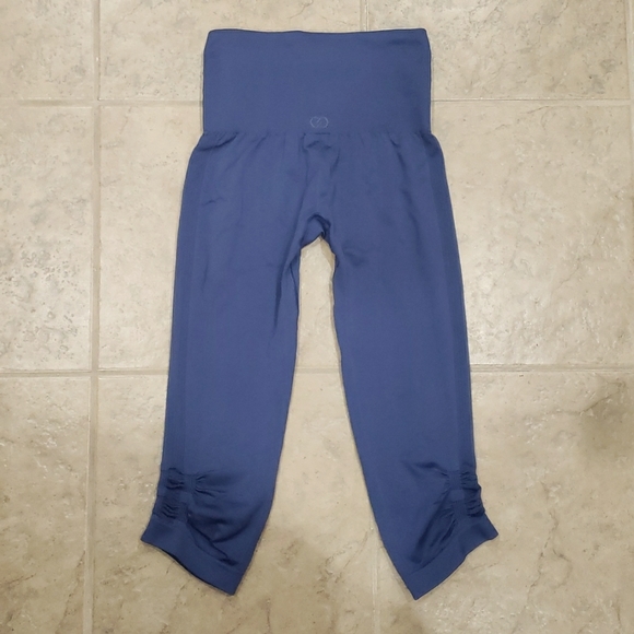 CALIA Ruched Cropped Capri Legging - Picture 6 of 7
